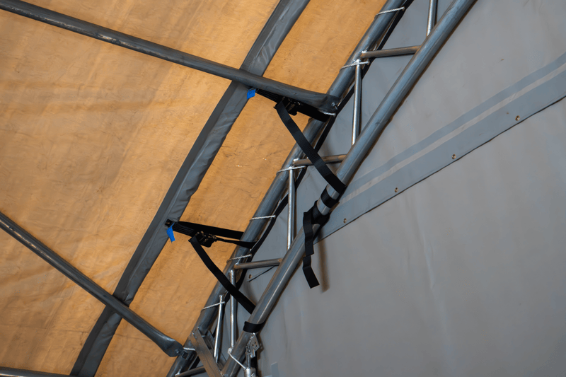 Container-Unterstand - 60ft x 40ft x 20ft (18.3m x 12m x 6m) außen an Containern installiert