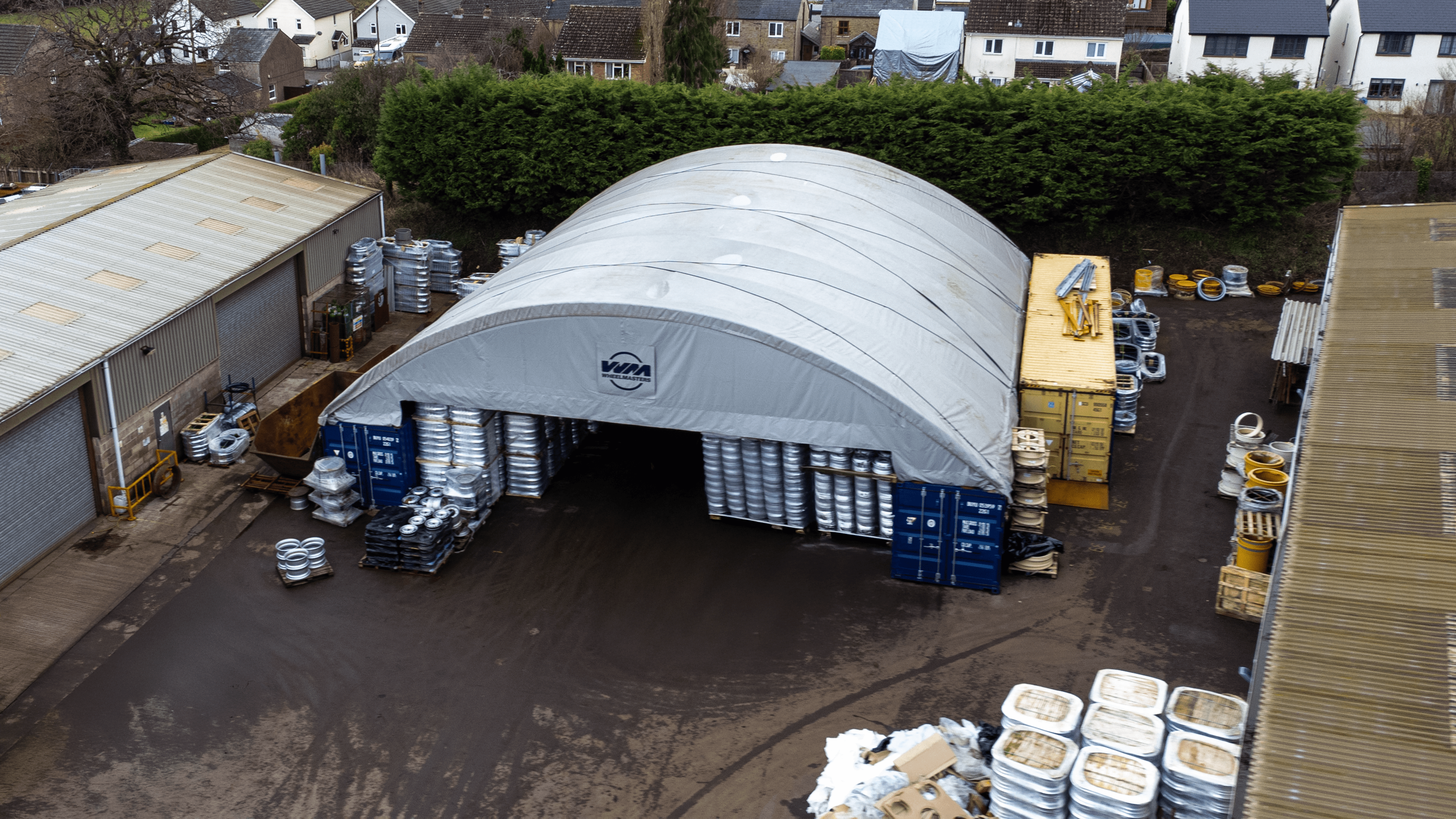Container-Unterstand - 60ft x 40ft x 20ft (18.3m x 12m x 6m) außen an Containern installiert