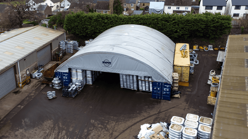 Container-Unterstand - 60ft x 40ft x 20ft (18.3m x 12m x 6m) außen an Containern installiert